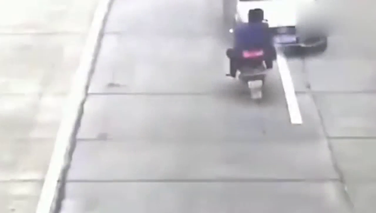 男子骑电动车嚣张逆行，结果被轿车直接撞成碎片