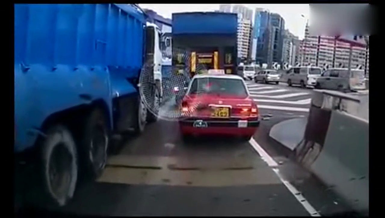 监控拍下出租车悲惨一幕 5秒让你怀疑人生 不要近距离大货车