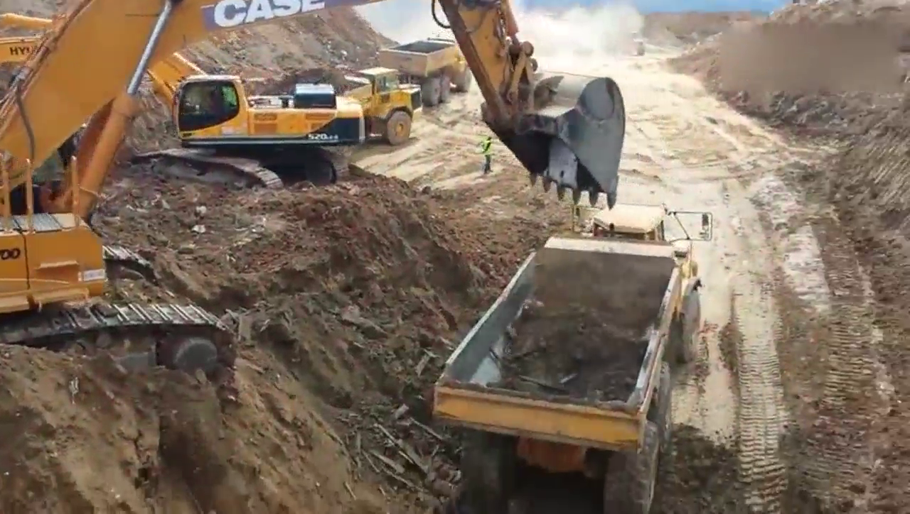 卡车靠这么近，挖机无从下手！