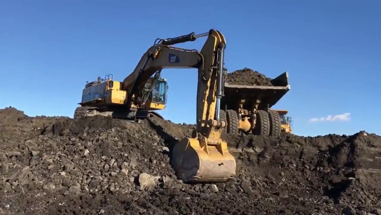 卡车添这么满，边倒边撒！