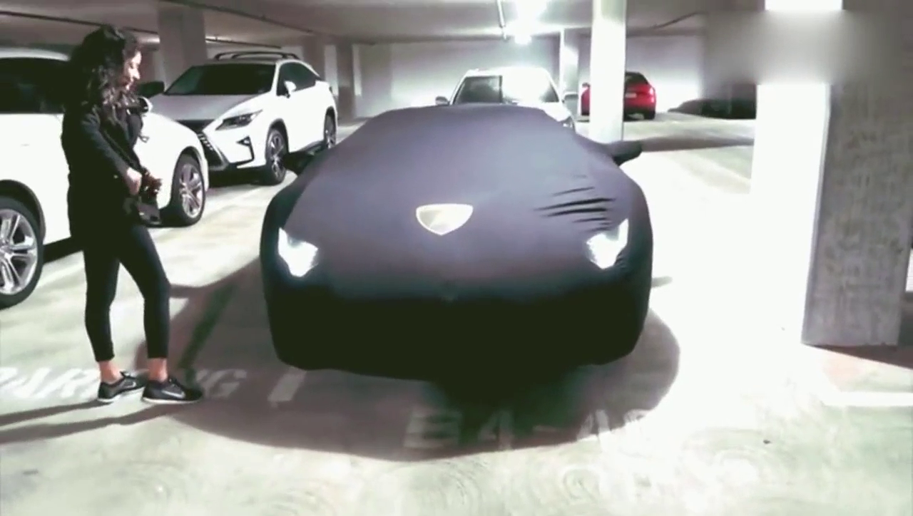 按下钥匙的时候，才知道800万跑车的车灯有多么霸气