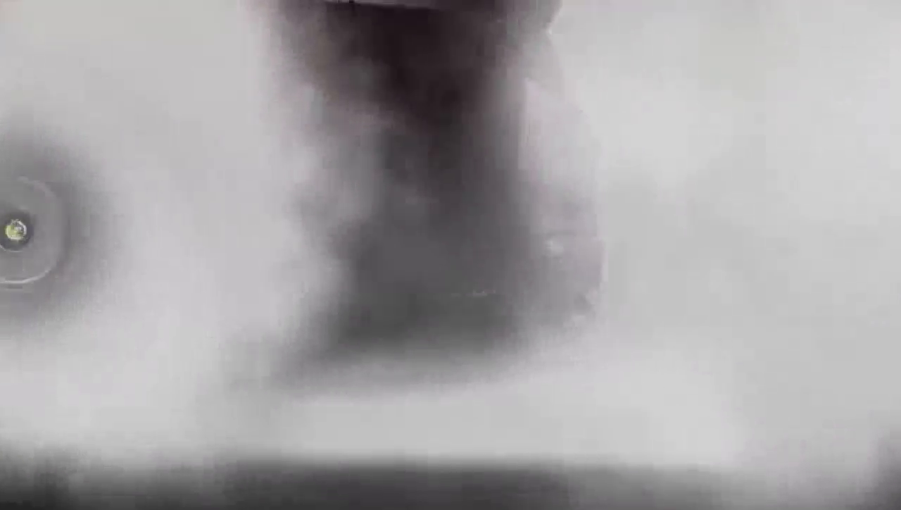 锈迹斑斑 大马力改装车烧胎只剩轮圈