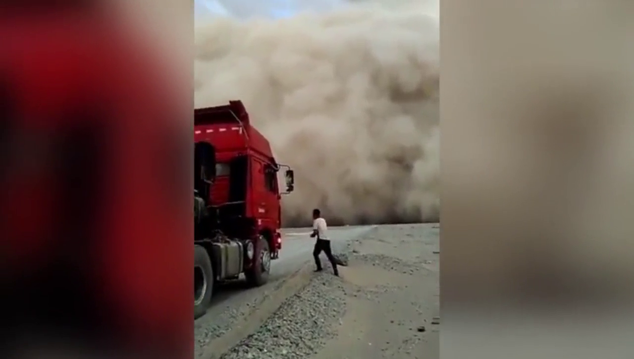 卡车司机遇到这种情况，马上不敢往前走了