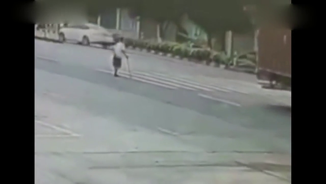 卡车拖着一辆小车横扫众人，哭嚎遍地