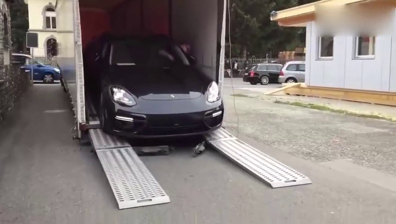 两辆保时捷停在一起，对面的跑车却抢了风头