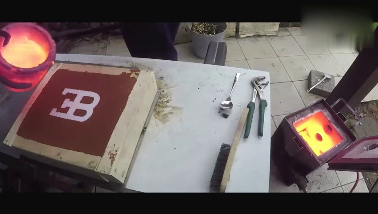 牛人给布加迪跑车车标浇上滚烫的铁水，十秒钟后才是神奇的开始！