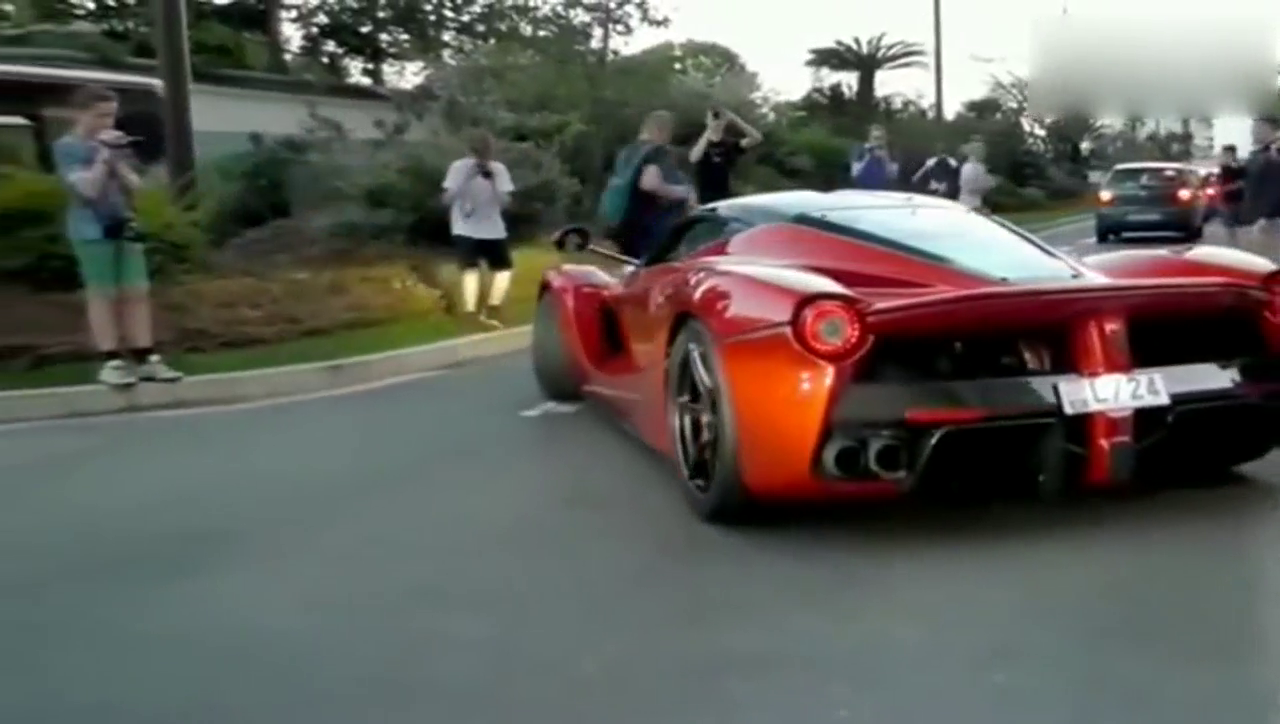 开法拉利两大旗舰跑车出街太耀眼，就是让保时捷918失去光彩！