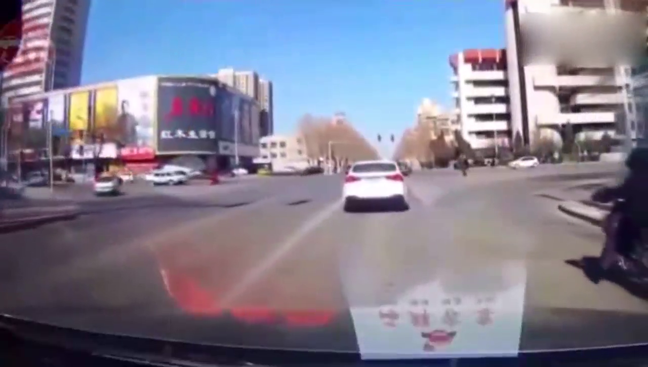 出租车转弯速度太快，监控拍下令人揪心一幕
