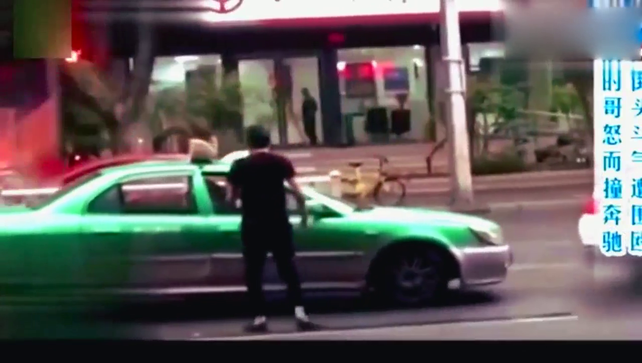 出租车与奔驰车斗气，结果惨遭三人围殴