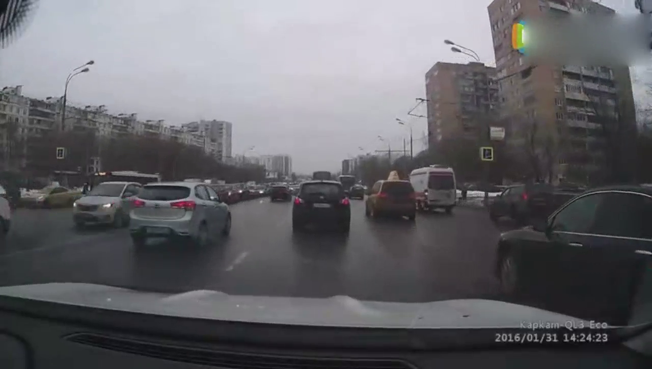 出租车别停救护车惹怒群众遭围殴