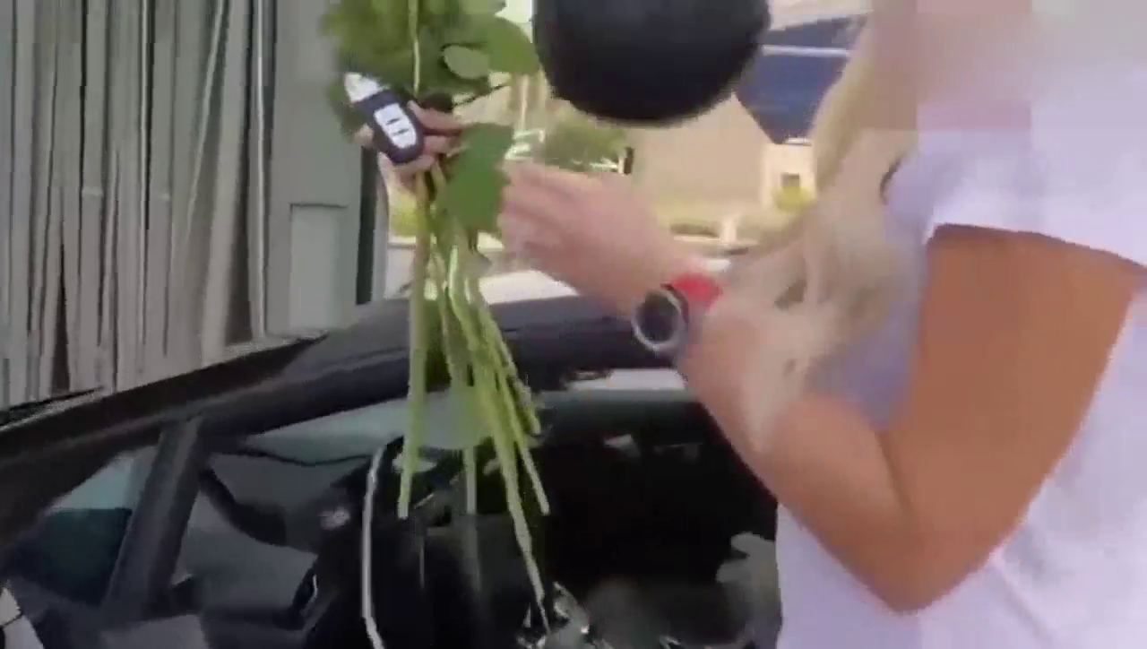 女友收到份礼物，本以为是辆货车，打开后才发现是超级跑车