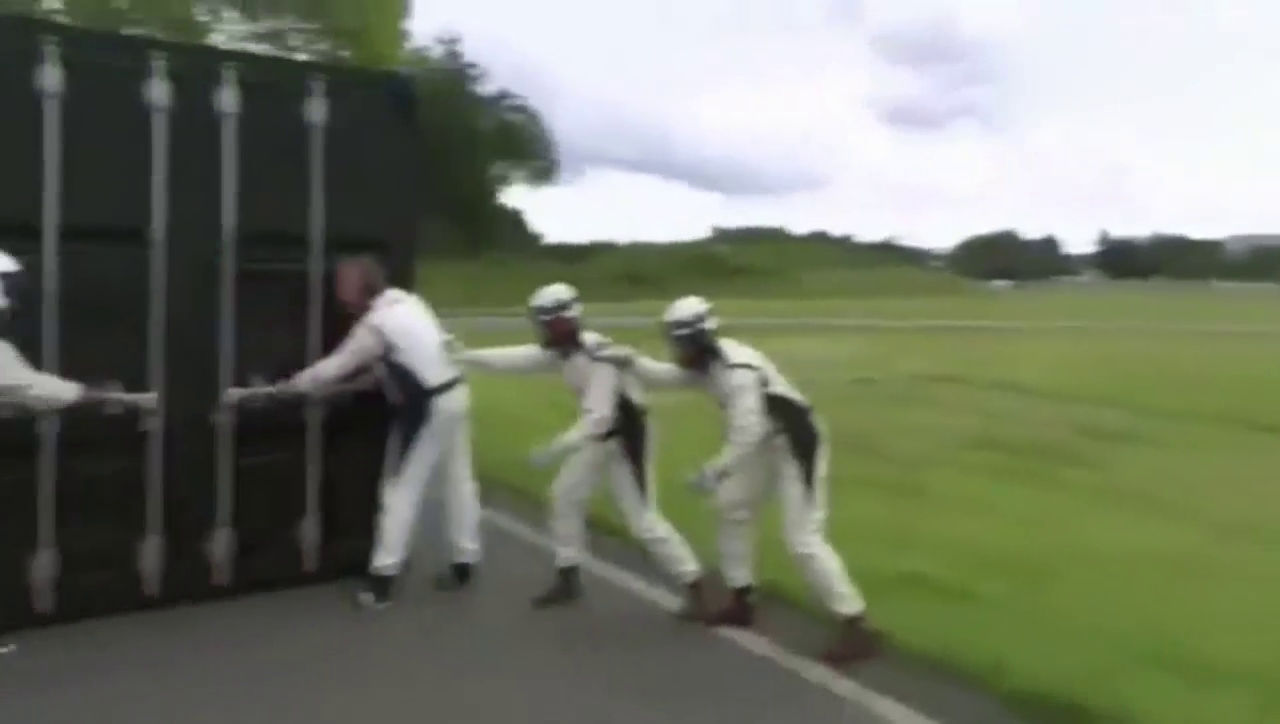 当车门打开的一瞬间，才体会到什么叫真正的超级跑车，太帅了！