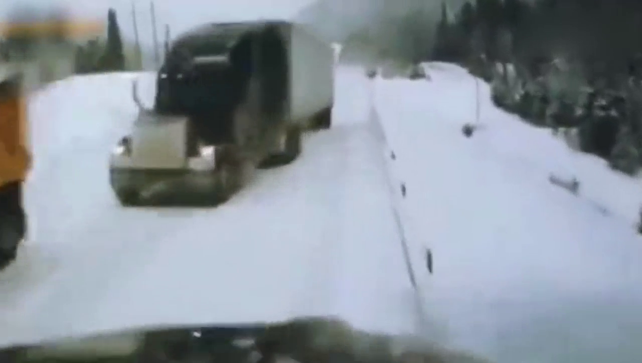 霸道的卡车看我好欺负，逆行还不让道，害我被挤成了渣渣