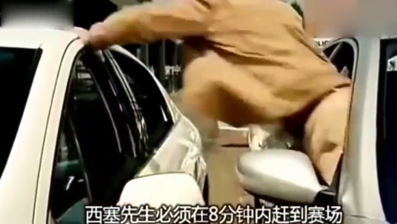 球星赶不上比赛，叫了辆出租车，速度快的直接把衣服吹没了