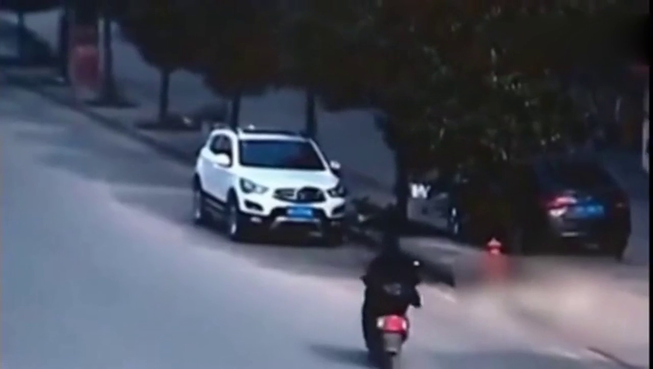 电动车“自杀”式驾驶大比拼, 一个比一个惨