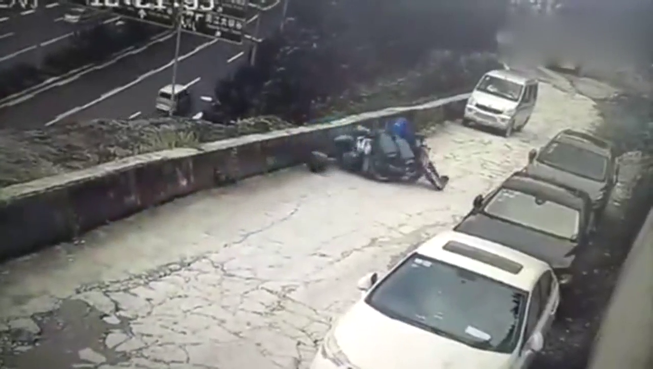 电动车还会无人驾驶，监控拍下恐怖的事故瞬间