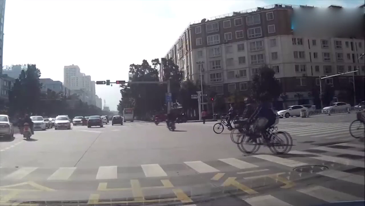 电动车心存侥幸闯红灯，最终还是被出租车教训了