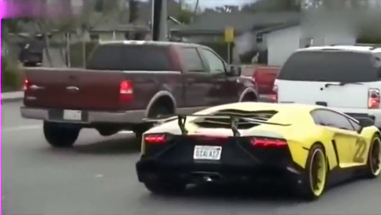 跑车声浪听着真烦 你再吼一个试试 瞎嘚瑟！