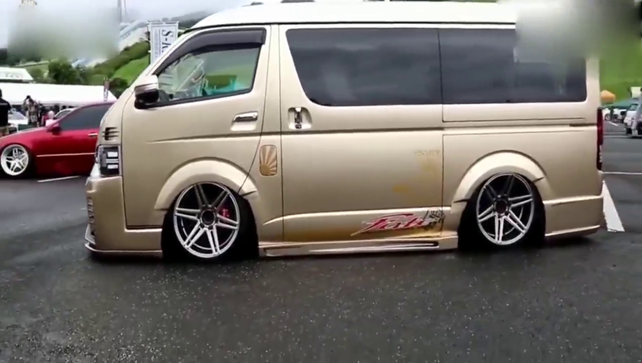 丰田面包车改装车太漂亮了 我国五菱车主你们怎么看！