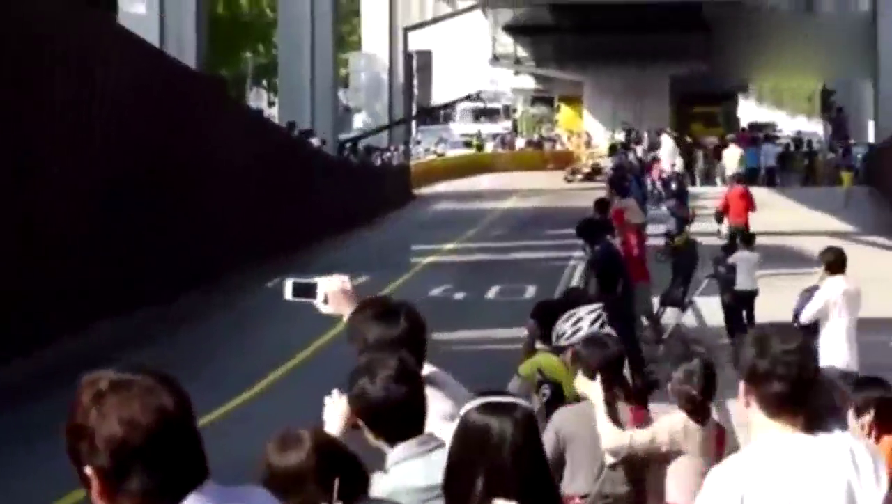 几辆跑车在玩漂移，结果一辆F1赛车乱入，跑车们一脸懵逼