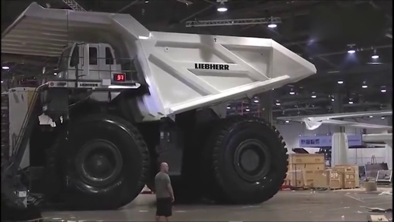 倒车的那一刻,才知道两千万的大卡车有多么厉害!