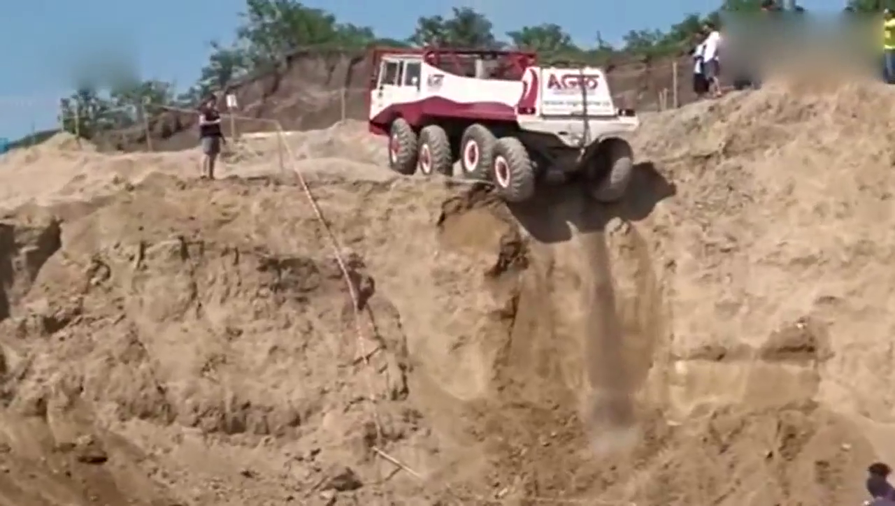 越野卡车用倒车的方式下陡坡 司机玩命啊！