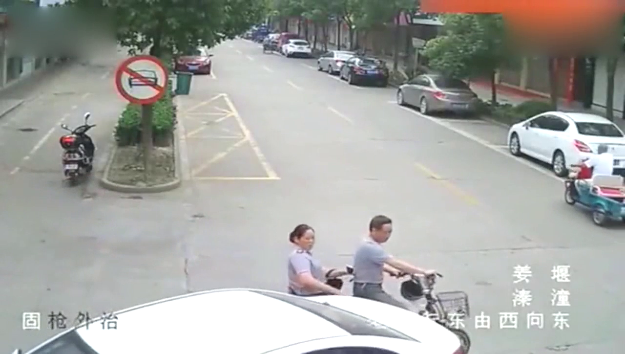 夫妻骑电动车路过小车后面，下秒的意外让他们措手不及！
