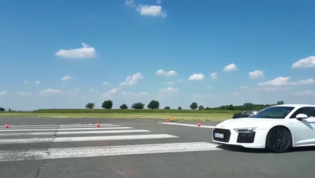 跑车加速赛，奥迪R8对战尼桑GTR 简直就是被吊打！