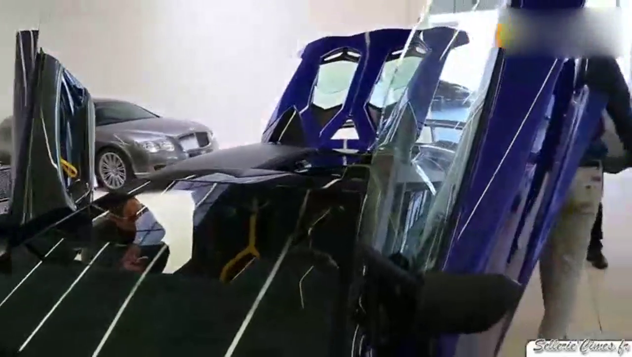 抑制不住的兴奋 土豪怒提兰博基尼跑车 豪爽