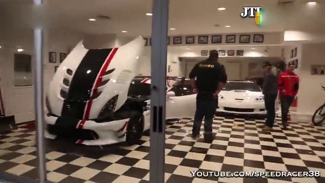 男子在朋友家里看到这台超屌跑车，这样的排气让他傻眼