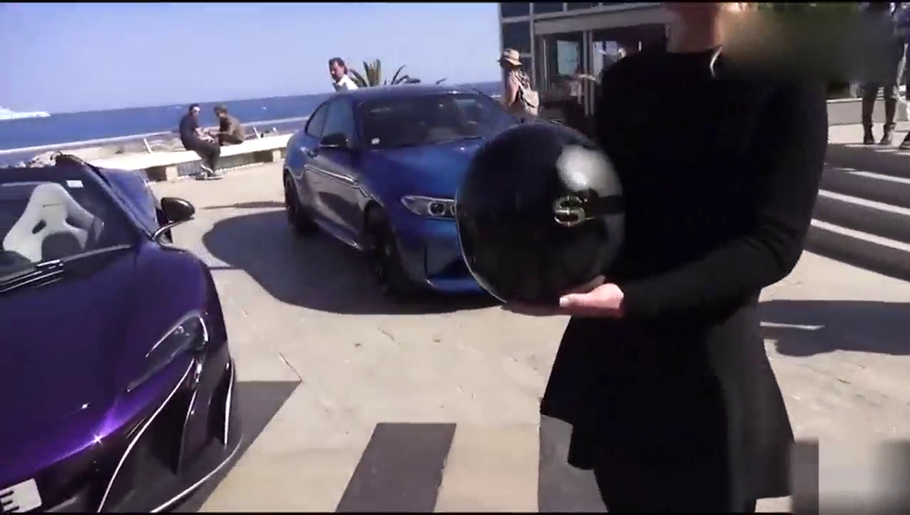 订制价值500万的超级跑车送了一颗球，打开以后车主瞬间就笑了