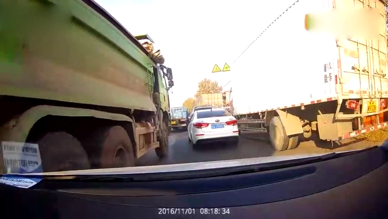 起亚路口与大卡车斗气，结局好脆弱