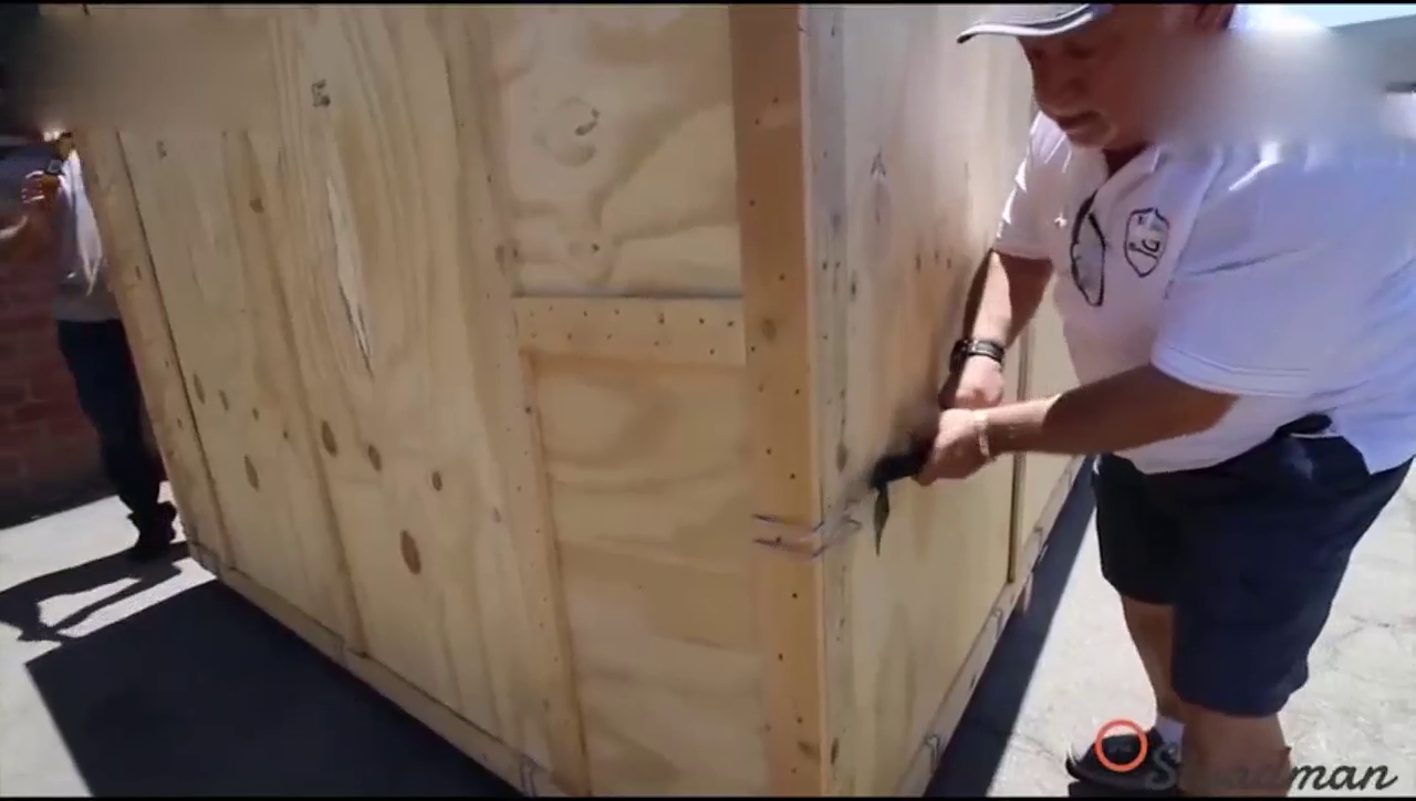 运输工打开箱子的瞬间，才知道私人订制的跑车有多么霸气