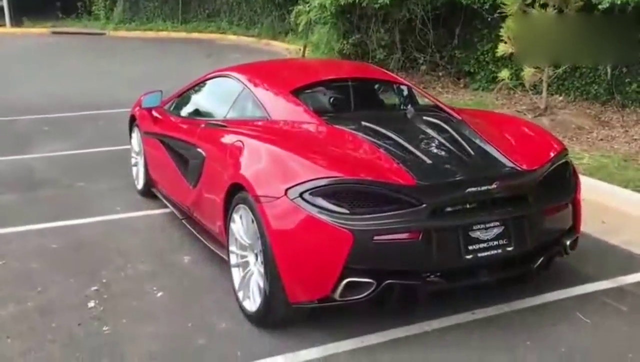 迈凯伦车主按下旋转按钮那一刻，才知道什么叫超级跑车！