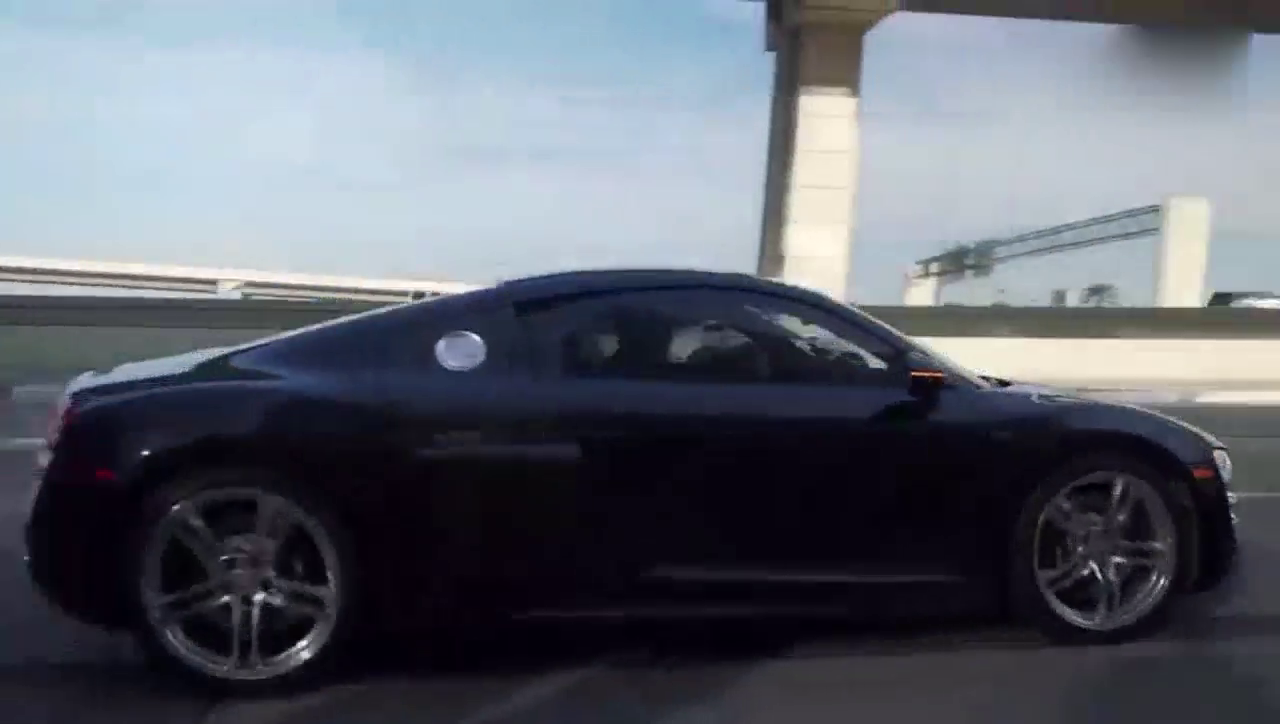 蝰蛇跑车撞上马路牙子，围观群众的反应亮了！