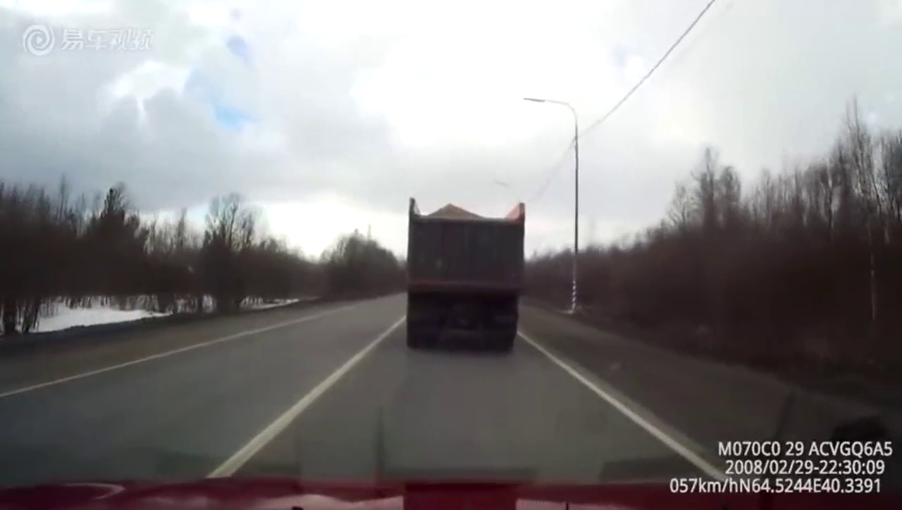 行驶中的卡车轮胎突然脱落 一对母子险些被砸中
