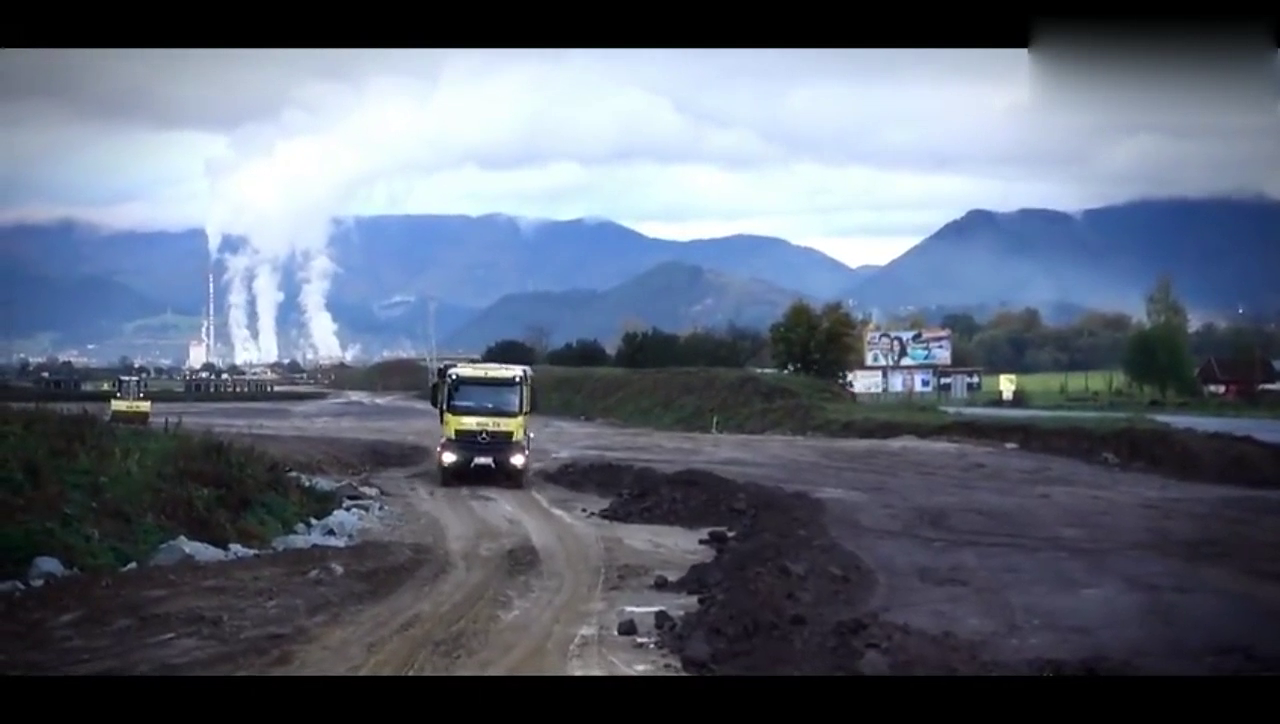 眼见为实，多么厉害奔驰卡车的自卸功能