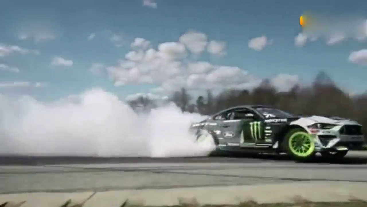 看看跑车是如何漂移的，太帅气啦，一般人玩不了啊