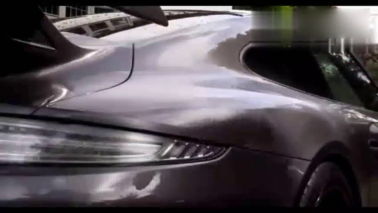 看看外国富二代怎么洗跑车的？看完后默默洗我的两轮车！