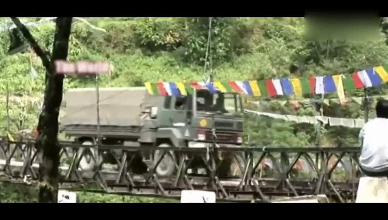 看的都怕，卡车过桥感觉桥要断了