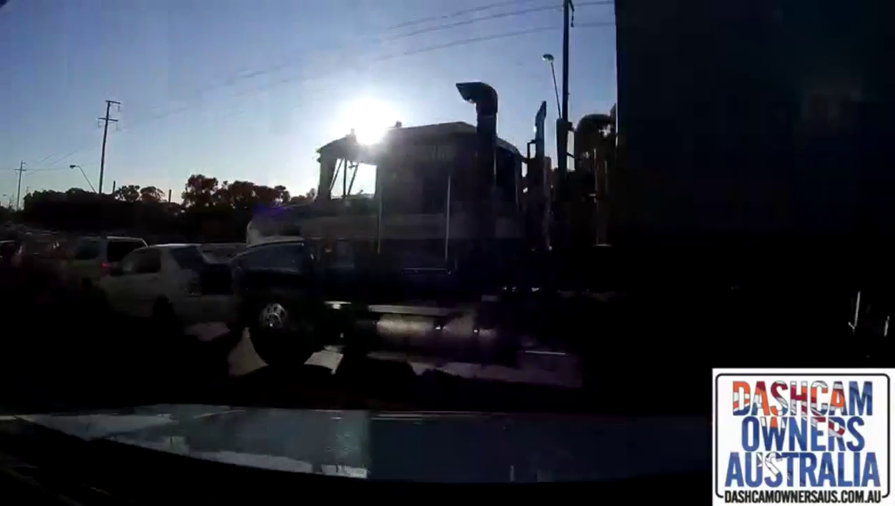 真的已经刹车尽力了！不然后果更惨 美式大卡车追尾三辆车