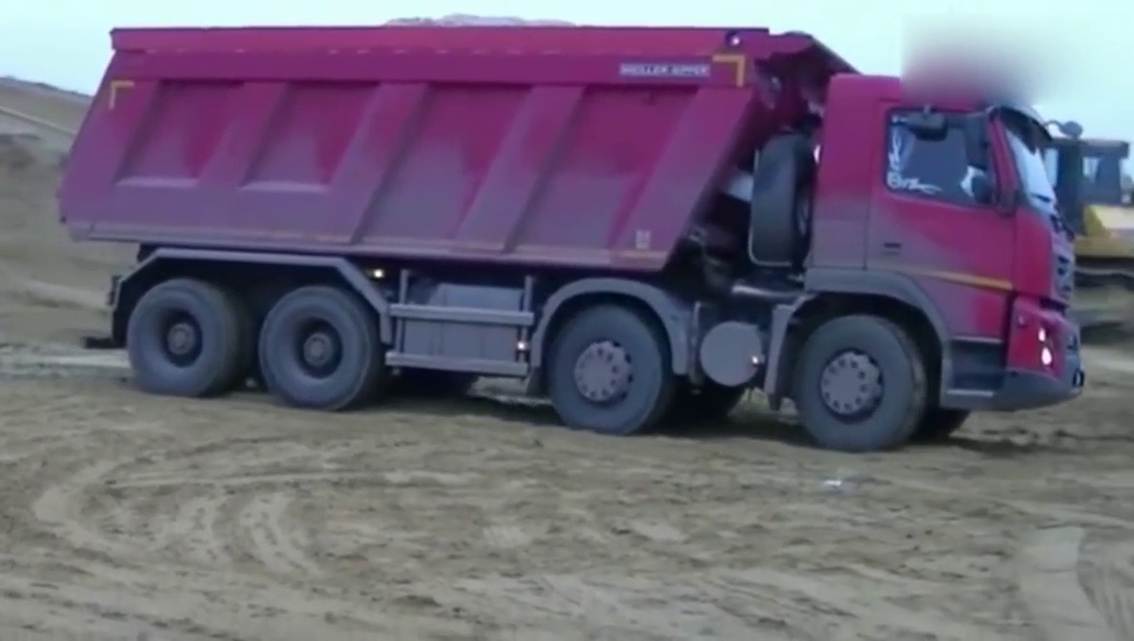 装载十几吨的细沙，沃尔沃FMX自卸卡车真的倒不上去了