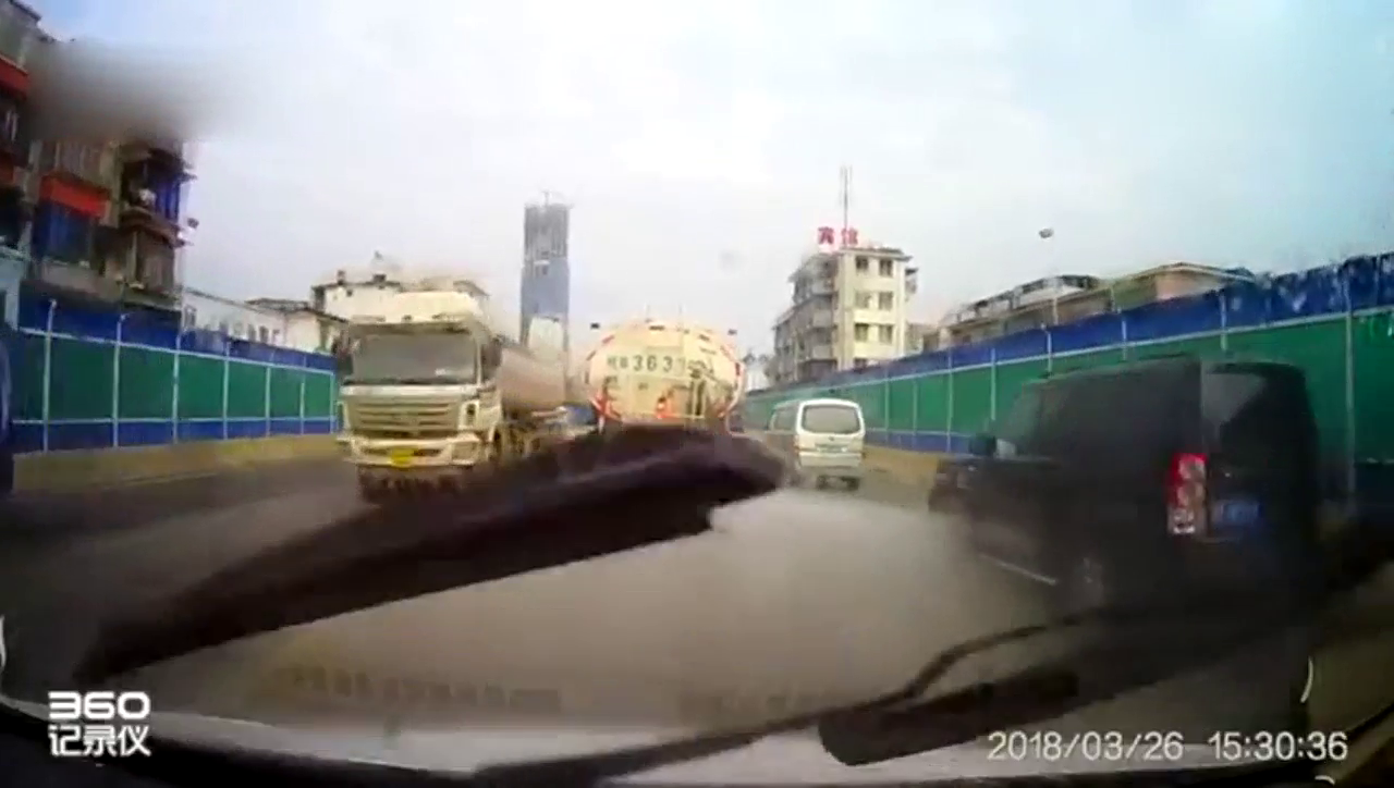 洒水车专业洗车，出租车却跟着遭了秧