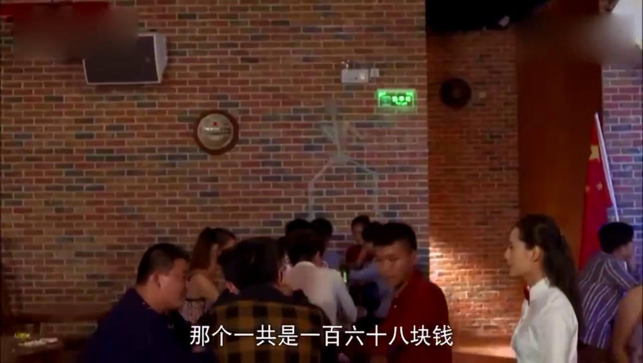 富二代小伙追求穷姑娘，开奥迪跑车直接拦下穷姑娘坐的公交车