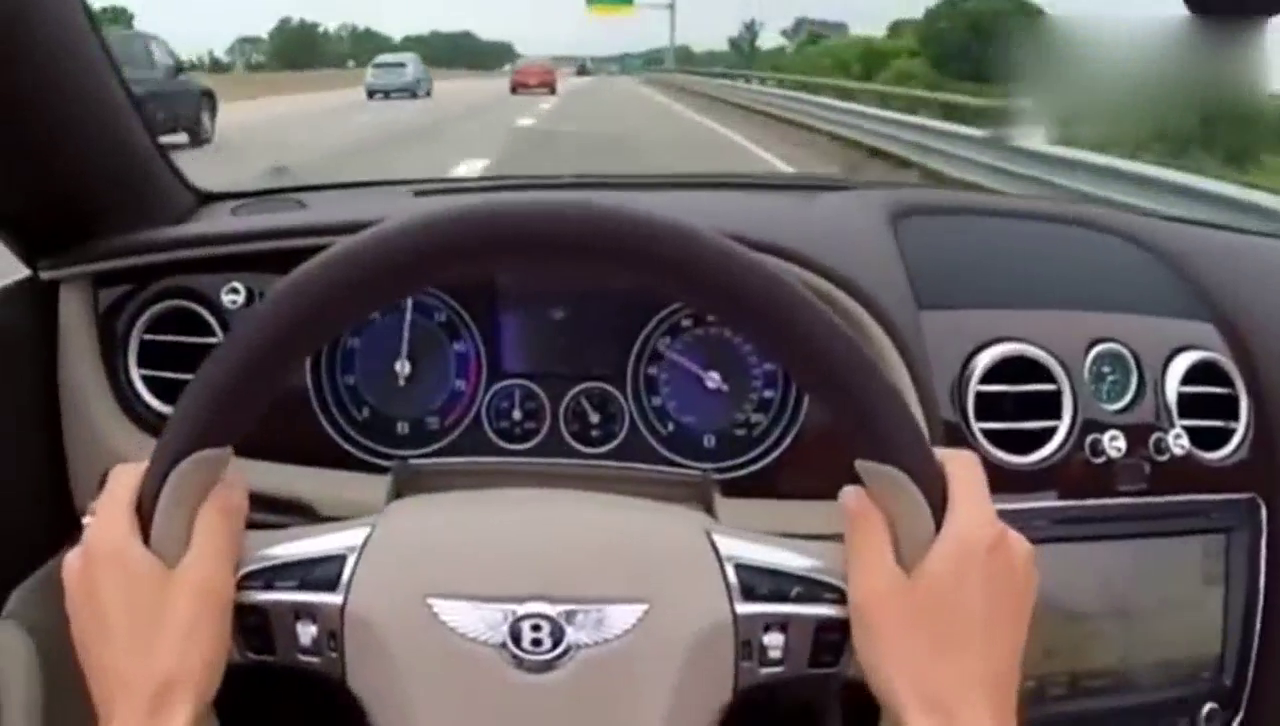 宾利跑车上高速，轰油门那一刻，就知道为啥值300万？