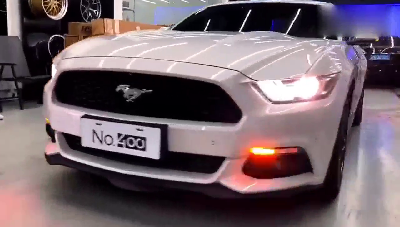 实拍福特野马跑车，外观简单大气