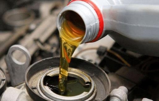 汽车保养时，只换机油就行？这个孔每月清一次，动力足贼省油