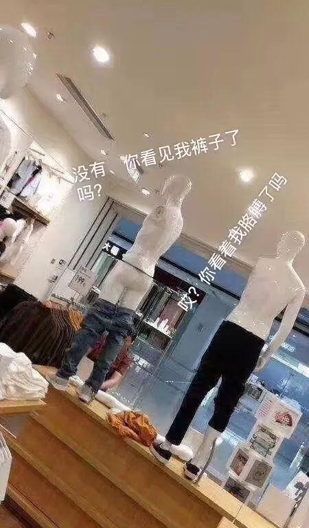 国金中心惊现抢衣大战！优衣库遭疯抢！店员被吓哭！