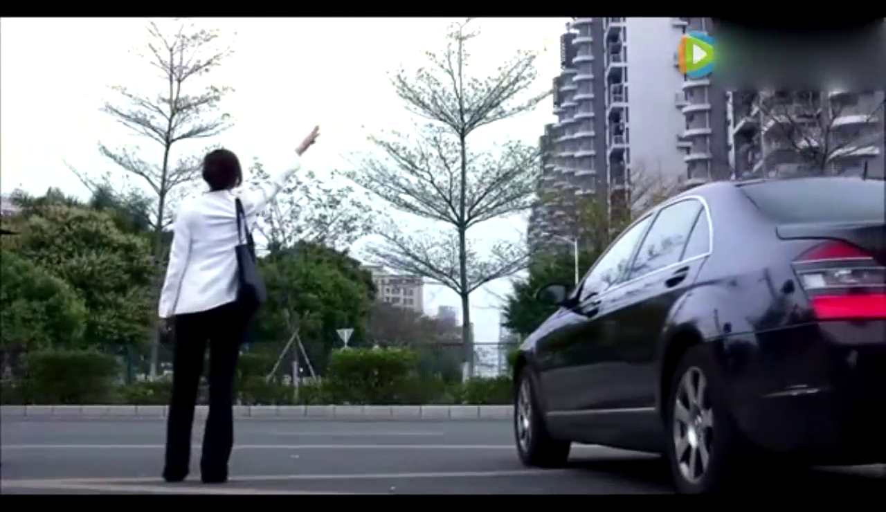 土豪这样追美女 奔驰改装出租车