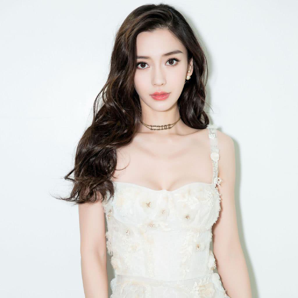 杨颖穿修身吊带裙现身,"纸片腰"异常吸睛,完全不像生过孩子的